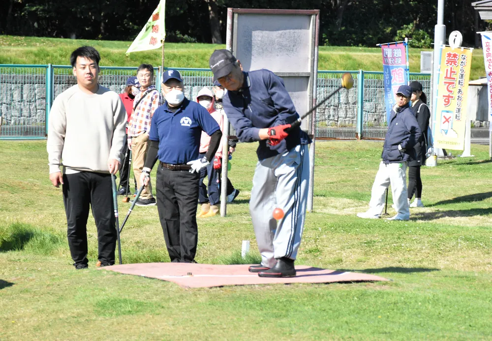 交通安全の啓発を兼ねたパークゴルフ大会