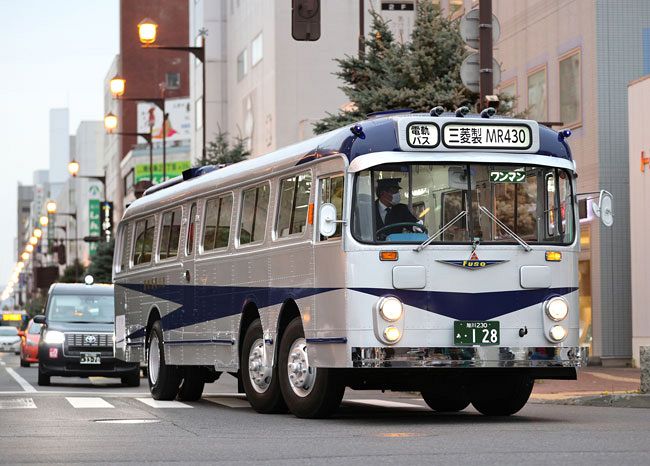 デジタル発＞前輪２軸「お宝バス」レトロ感満載 ４４年ぶり旭川で復活 
