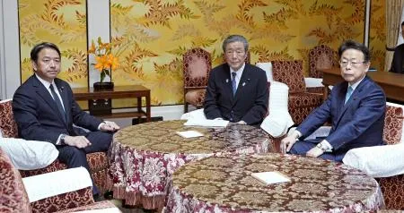 会談に臨む（左から）国民民主党の榛葉幹事長、自民党の森山幹事長、公明党の西田幹事長=4日午前、国会