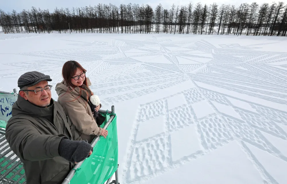 白銀の畑に「雪の結晶」　中札内でスノーアート開幕　開催4日間に延長