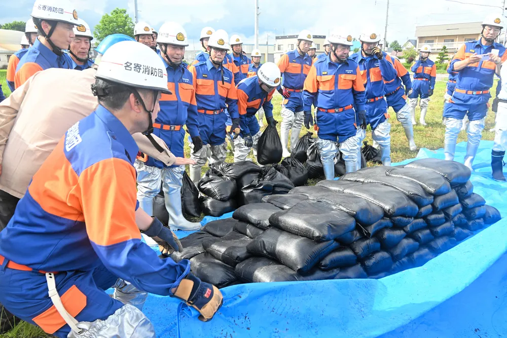 名寄と風連消防団、初の合同水防訓練 堤防補強作業を確認のサムネイル