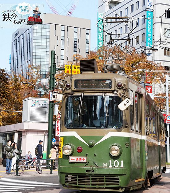 ２０２１年秋の引退まで、昔の札幌市電色のままで走り続けていたＭ１０１号車＝２０２１年１０月