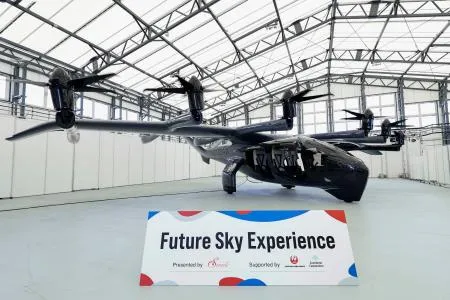 日本航空と住友商事が出資する「Soracle」が商用運航を目指す機体の実物大模型=7月、大阪市此花区の夢洲