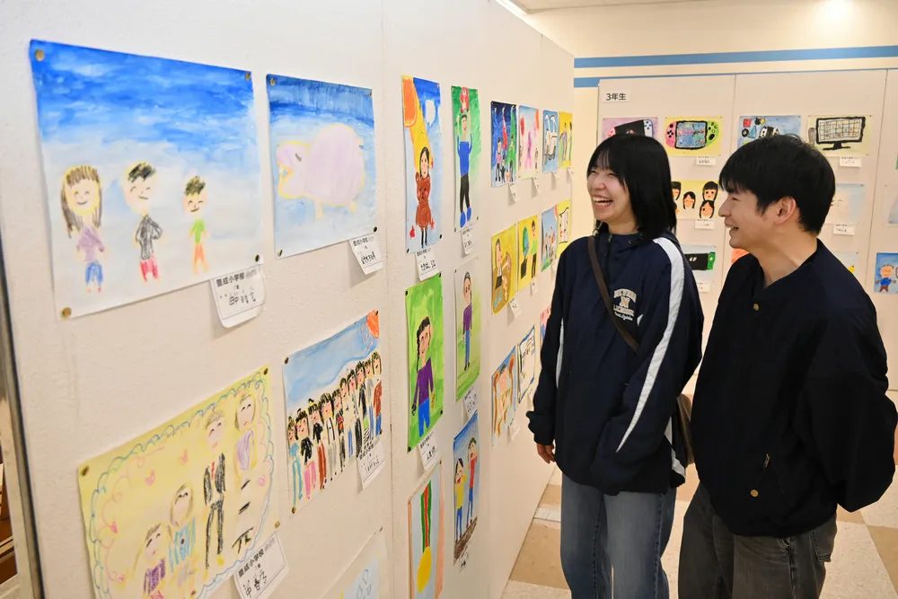 家族やペットなど子どもたちの「たからもの」を描いた作品が並ぶ絵画展