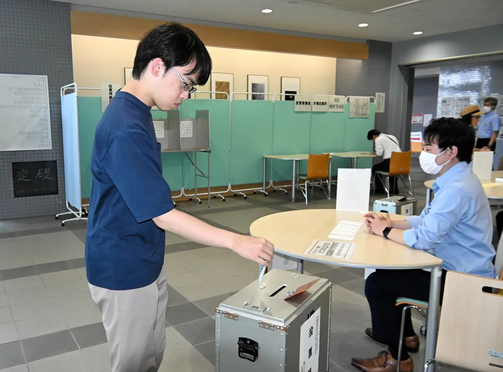 北海道情報大に設置された期日前・不在者投票所で1票を投じる学生