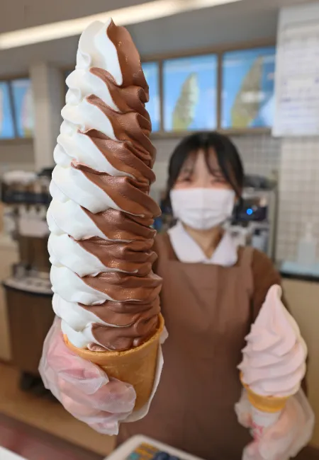 高さ30センチ、底までクリームびっしり 小樽のミルク・プラント「N・Y