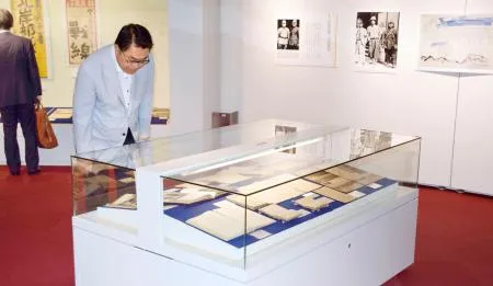 北九州市立文学館で始まった企画展=19日午前、北九州市