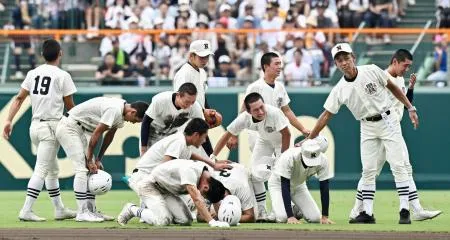 夏の甲子園、沖縄尚学が初優勝 日大三を3―1で下す：北海道新聞デジタル