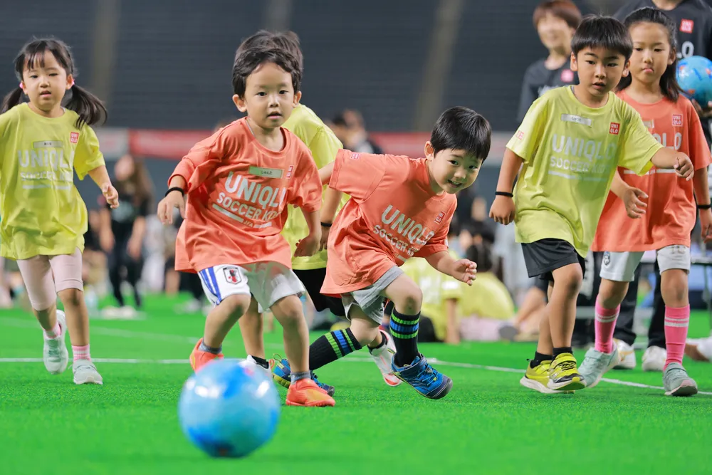 保護者らの声援を受けながら懸命にボールを追いかける子どもたち（東倫太朗撮影）