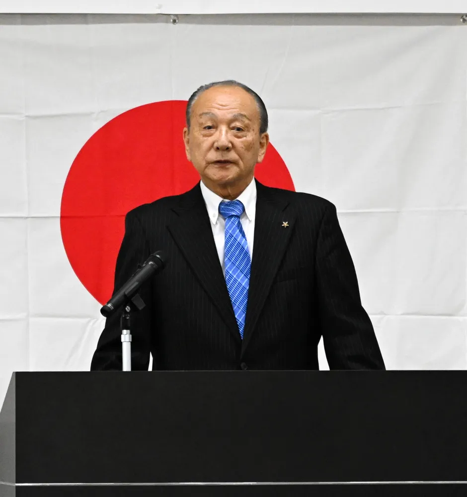 歯舞漁協の通常総会であいさつする小倉啓一組合長