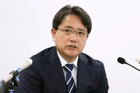 記者会見する全国地方銀行協会の片岡達也会長=18日午後、東京都内