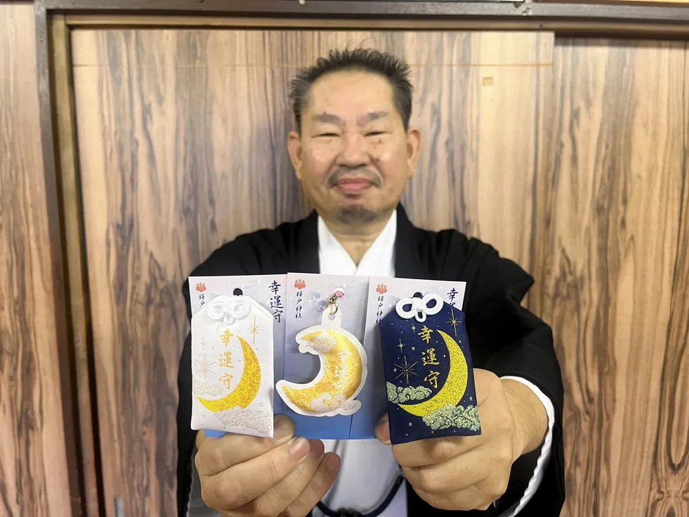 「ツキ」呼ぶお守り3種　「月」形・樺戸神社、新年から頒布　月形高生がデザイン案