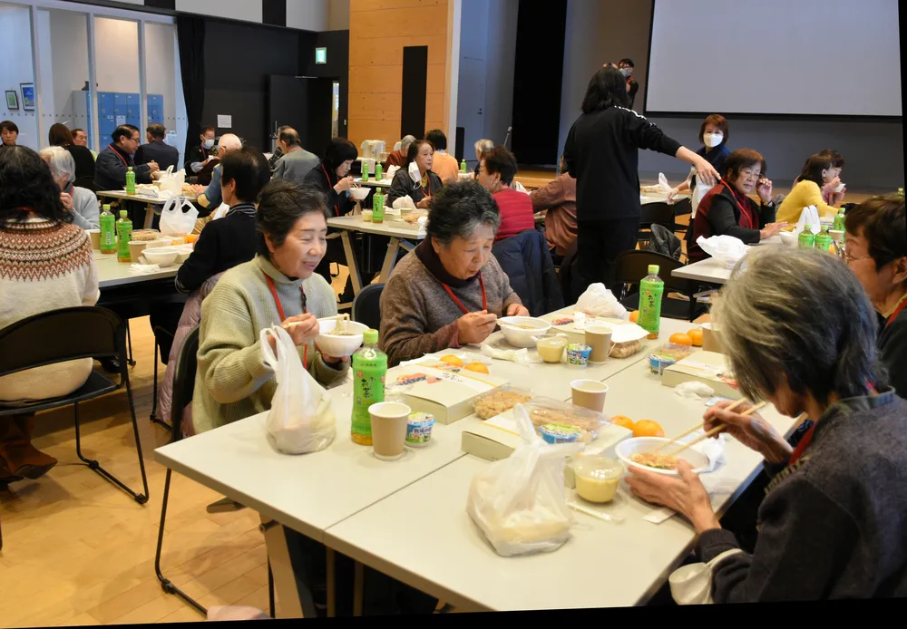 参加者が交流を深めた「ふれあいお食事会」
