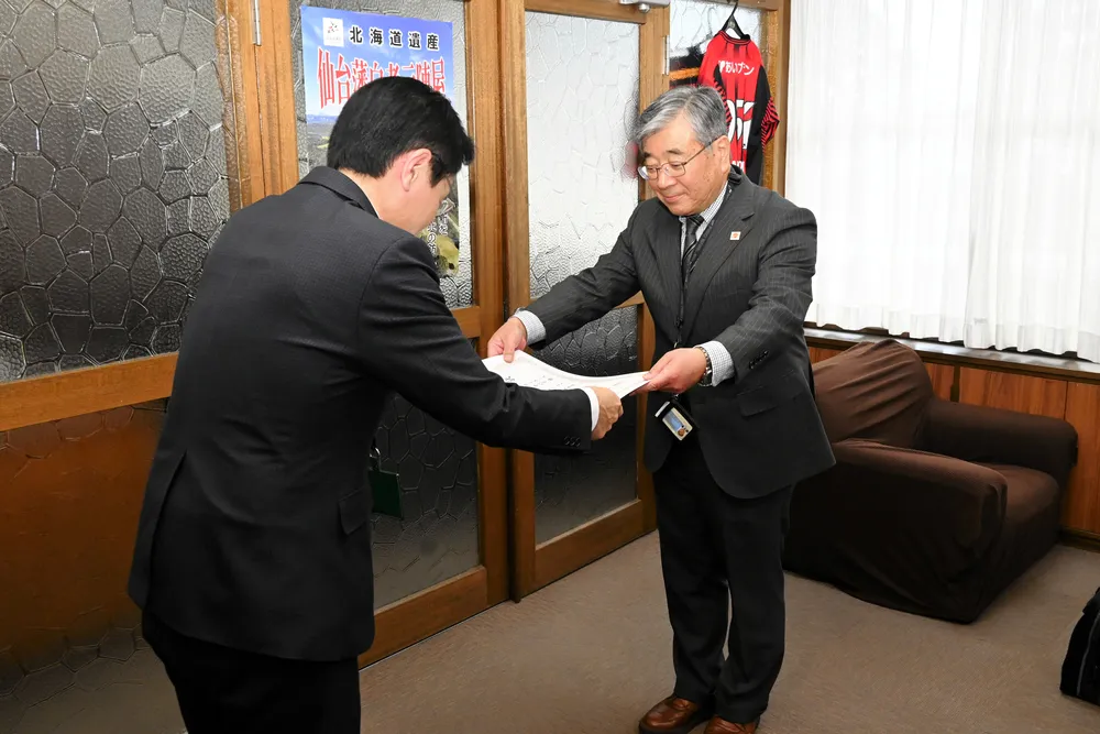 大塩町長（左）から感謝状を受け取る高畠工園長
