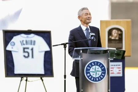イチロー#永久欠番51 マリナーズ 殿堂入りパッチ付きエリートユニフォーム 背番号51、永久欠番式典 イチローさんに大歓声、シアトル：北海道新聞