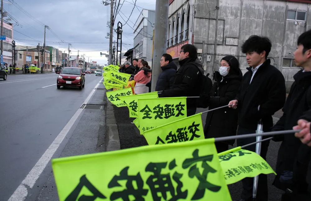 冬道運転、速度に注意を 滝川で旗の波運動:北海道新聞デジタル