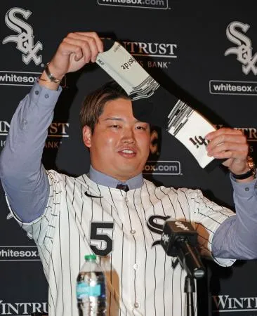 村上、靴下出し笑いを誘う 報道陣約50人、カメラ10台：北海道新聞デジタル