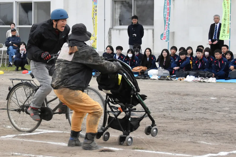 >お問い合わせ頂いた皆様【成立しました】自転車 スタントマンが事故を再現、森高生に自転車交通安全教室：北海道新聞