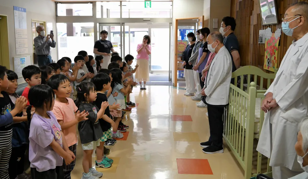 おからだにきをつけて、おしごとがんばってください」 遺愛幼稚園児が