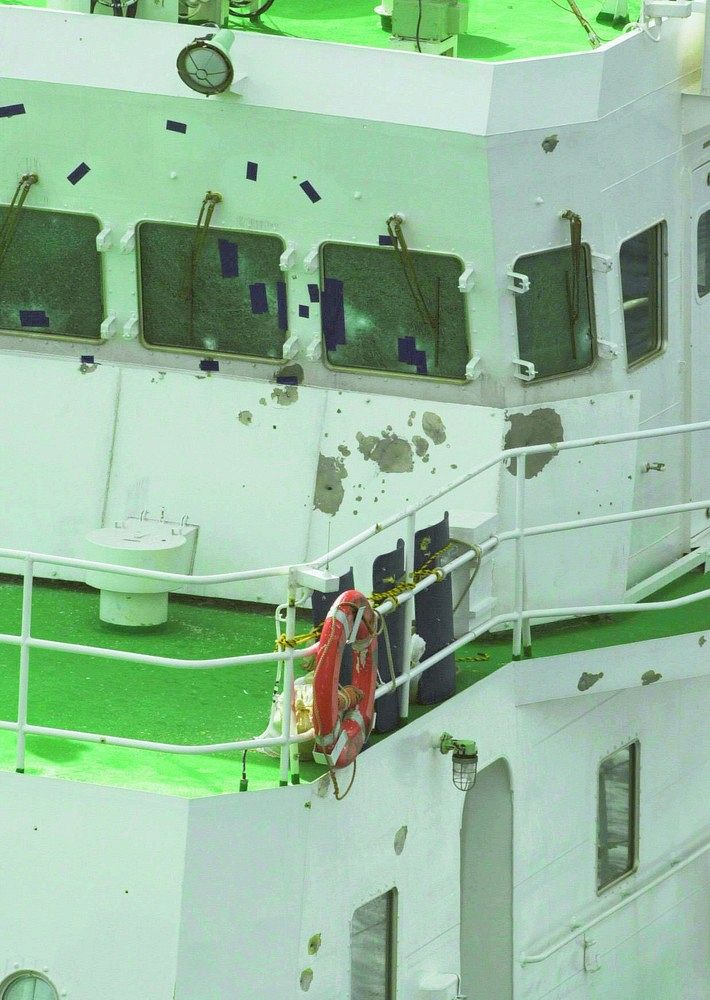 海と国境＞エピローグ 海上保安庁編（28） ヘルメットの傷は銃痕 