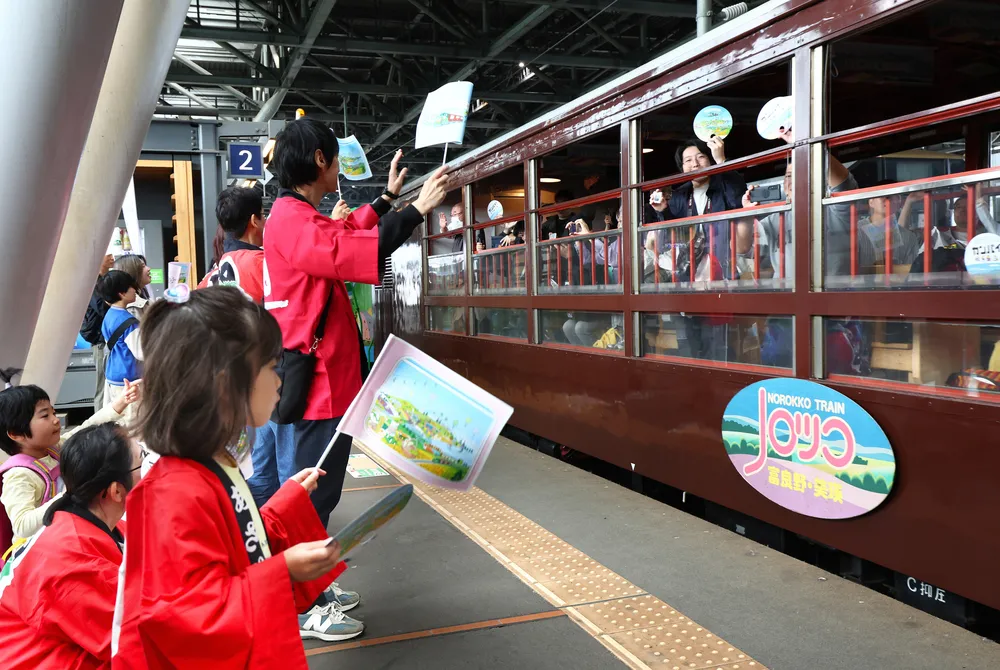 初夏の富良野・美瑛 列車でのんびり満喫 「ノロッコ号」運行開始