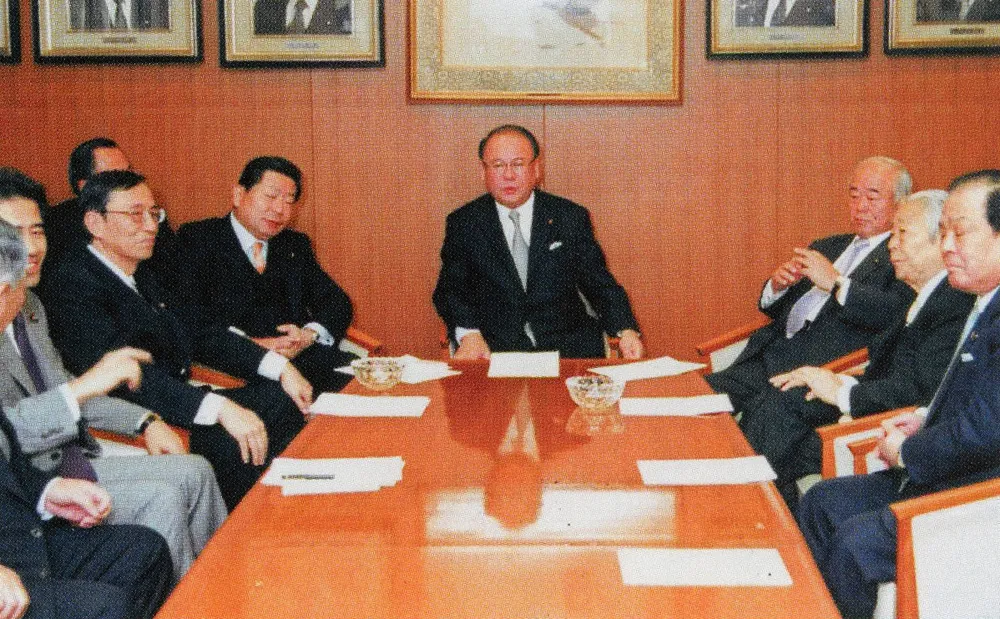 私のなかの歴史 元自民党幹事長・武部勤さん＞偉大なるイエスマン㉑ 超
