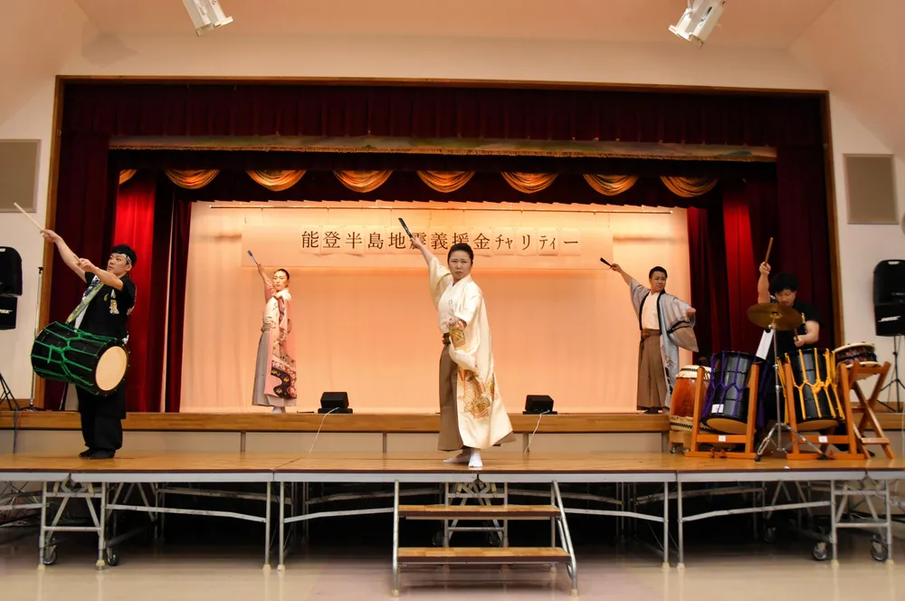 チャリティーイベントで、息の合った舞台を披露する桜心流剣詩舞（中央の３人）と暑寒連山太鼓保存会のメンバー