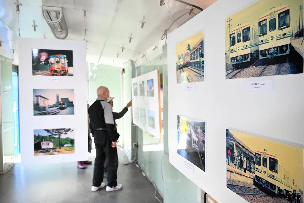 北見・池田 ふるさと銀河線　プレート ふるさと銀河線」の記憶たどる 廃線20年で写真展 北見の鉄道車両内に35