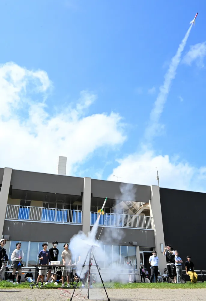 植松電機社長が津別小でロケット教室 児童42人が手作りロケット