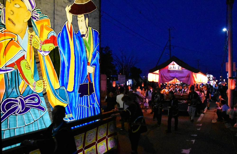 各自治区などが工夫を凝らした山車が繰り出したパレード