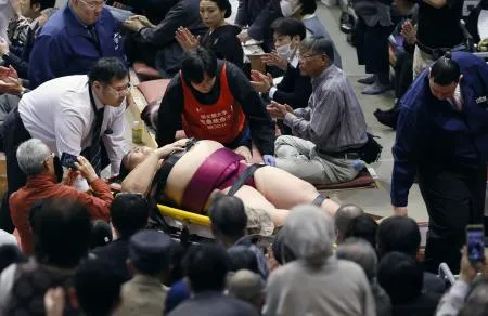 御嶽海、肩や腰を負傷か 5勝目も救急車で病院へ:北海道新聞デジタル