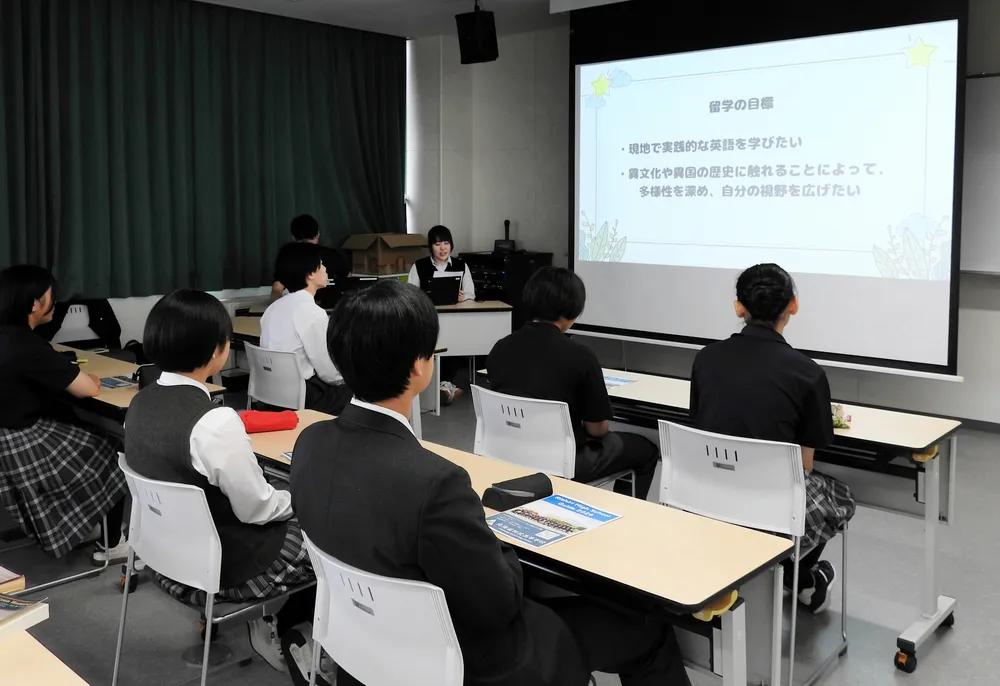 利尻高の畠山さんから米国短期留学の魅力を聞く中学生たち