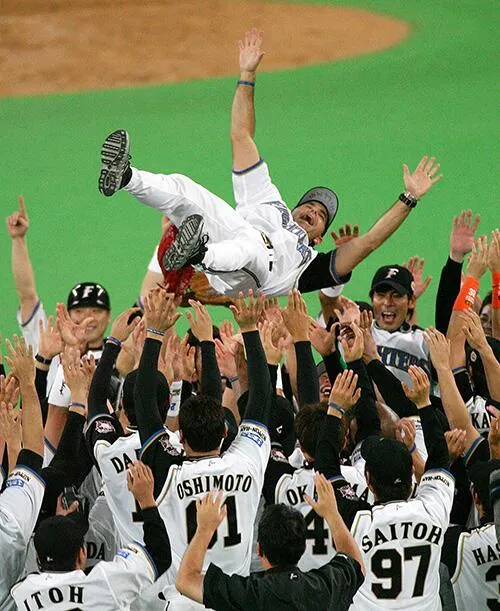 北海道日本ハムファイターズの監督ヒルマンが2006の日本シリーズゲームジャージ! 北海道日本ハムファイターズの監督ヒルマンが2006の日本シリーズ