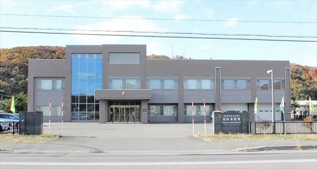 路外逸脱、立ち木に衝突して死亡　遠軽の81歳男性