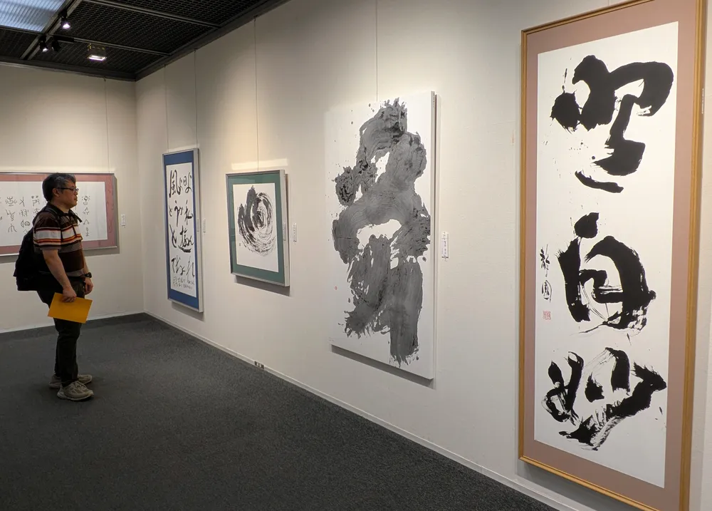 多彩な表現 筆に込め 女性書道家ら札幌で作品展：北海道新聞デジタル