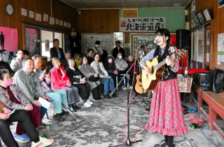 高橋ももかさんの歌と汽笛で「15時31分のコンサート」 鹿部駅で今年