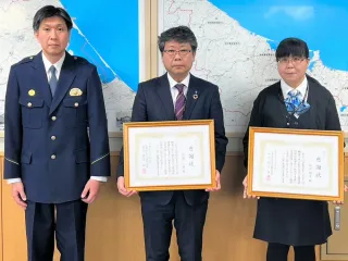 詐欺被害拡大防ぐ　遠軽信金職員2人に遠軽署が感謝状 　システム監視で察知