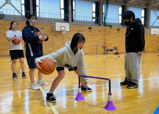 紋別市内の中学の部活動で始まった拠点校方式。紋別中の生徒（左から２人目）が潮見中の生徒と一緒にバスケットボールの練習をしている