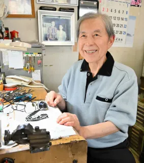 時計修理の道歩み70年 函館・寺田時計店が年内で閉店 「笑顔見るの