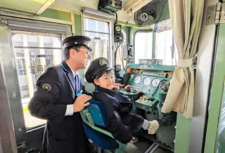 いさ鉄出発！運転士気分 木古内で10周年イベント：北海道新聞デジタル