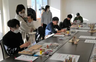 娘を奪った戦争 悲しみ描く 釧路・佐々木栄松美術館に肖像画：北海道