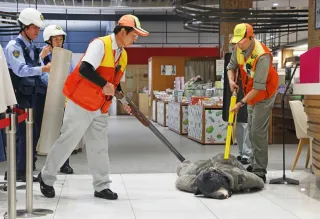 旭川イオンで緊急銃猟訓練　「迅速な避難誘導がカギ」　クマ侵入想定　道内大型店舗では初めて