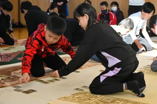 神経集中　木札挟み熱戦　幌延で子どもかるた大会
