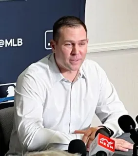 取材に応じるパドレスのスタメン監督=8日、オーランド（共同）