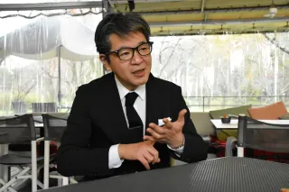 よしだ・とおる　仏パリ政治学院招聘（しょうへい）教授、北大大学院法学研究科教授などを経て、2021年4月から現職。専門は政治学。著書に「居場所なき革命」「くじ引き民主主義」「アフター・リベラル」など。東京都生まれ。50歳。