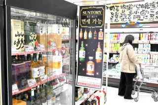 韓国人に人気なMEGAドン・キホーテ西帯広店のウイスキーコーナー。韓国語表記のポップもある