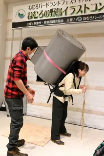 シマフクロウの巣箱重～い！　根室でバードランドフェス　体験企画にぎわう