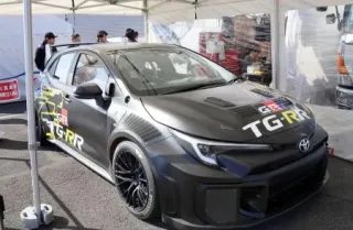 トヨタ自動車の超電導モーターを備えた水素エンジン車=11月、静岡県小山町の富士スピードウェイ