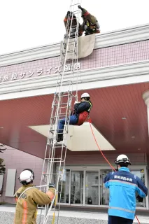 ロープを使い高所から要救助者役を救出する留萌消防署員ら