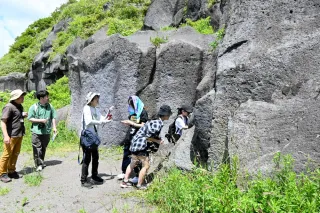 アヨロ海岸周辺で登別軟石の岩肌を観察する「てくてくミナプル」の参加者